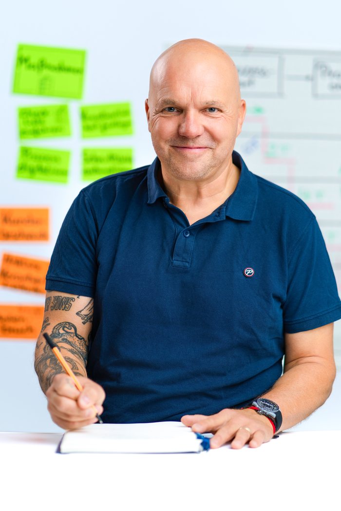 Sven Rose bei der Prozessberatung am Whiteboard